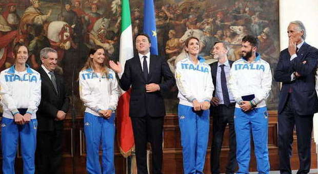Una sciabola per Renzi: «Ne ha bisogno» Le stelle della scherma a Palazzo Chigi
