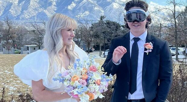 Matrimonio con il visore Apple, la smorfia della sposa fa il giro del web: «Lei non voleva, ma l'ho convinta»