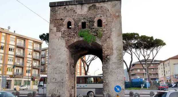 Rieti, le fontane di Porta Romana usate come cestini per i rifiuti