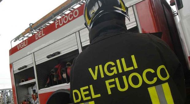 Maltempo, autogru dei vigili del fuoco si rovescia nel Napoletano
