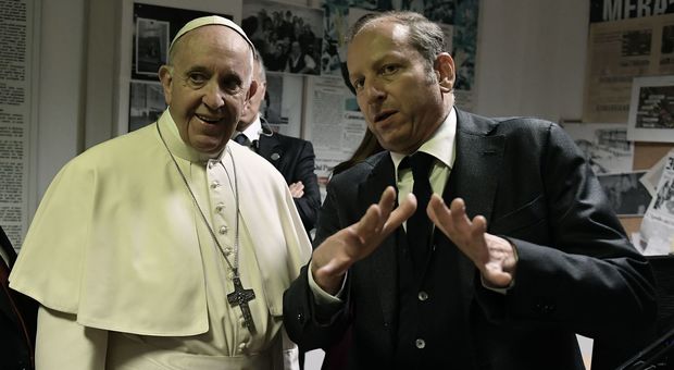 Papa Francesco con il direttore Virman Cusenza durante la visita al Messaggero
