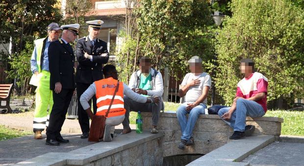 La Polizia Locale di Treviso effettua un controlli in un parco