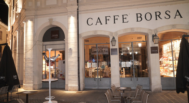 LOCALE DEL CENTRO Il Caffè Borsa è il simbolo degli antichi locali della città