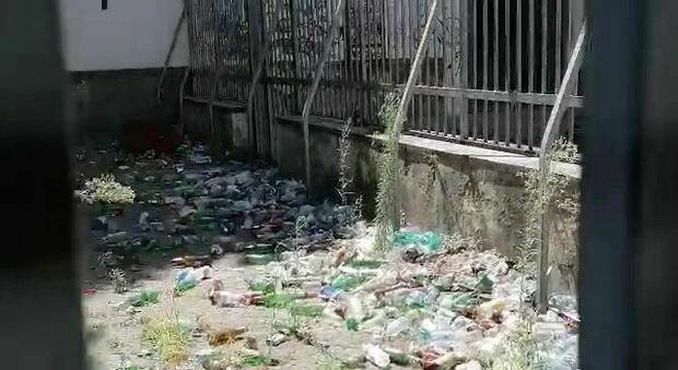 Napoli, i pavimenti della cappella Pappacoda spariscono sotto un tappeto di rifiuti