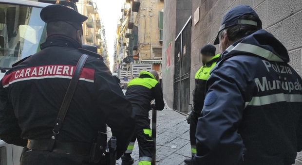 Napoli, controlli nei quartieri Avvocata e Montecalvario: sequestrati 29 veicoli