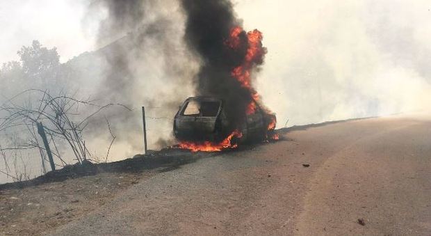 Nei roghi che devastano il Vallo di Diano in fiamme anche l'auto dei soccorritori