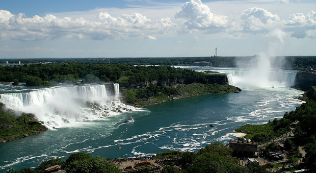 Canada, si sporge per fare una foto alle cascate del Niagara: bimbo precipita per 30 metri