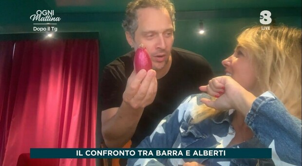 Claudio Santamaria fa irruzione in tv durante l'intervista a Francesca Barra: un amore vero, fra Depeche Mode, Ennio Morricone e...una cipolla