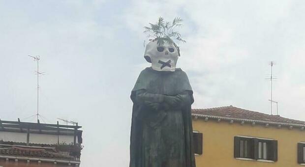 La statua incappucciata di Paolo Sarpi a Venezia