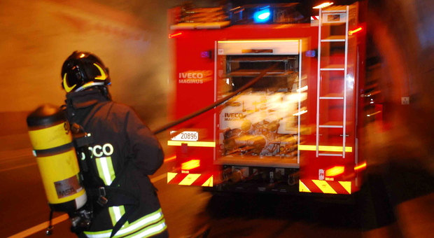 INTERVENTO - I vigili del fuoco spendono l'incendio divampato in una officina di Legnaro