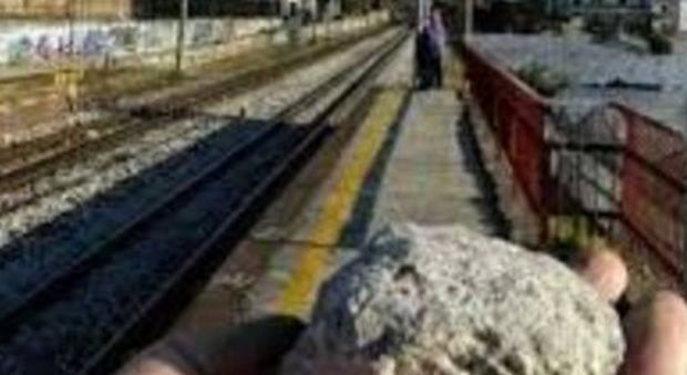 Choc nel Napoletano: non li fanno salire a bordo senza biglietto e lanciano sassi contro il treno