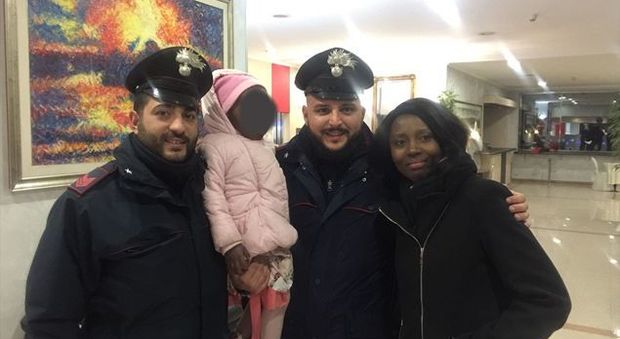 Madre e figlioletta per strada al gelo: due carabinieri pagano hotel e abiti nuovi