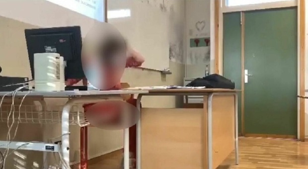 Un frame del video: l'insegnante colpita dai colpi di pistola ad aria compressa
