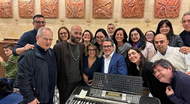 Giuliano Sangiorgi spunta nel coro, sorpresa in chiesa a Lecce
