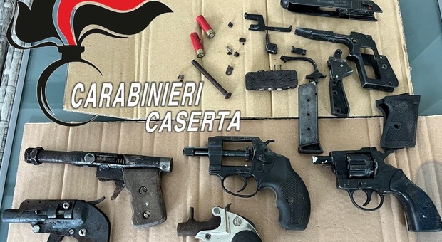 Le armi sequestrate dai carabinieri