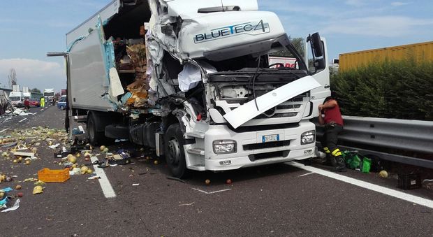 Schianto fra Tir in autostrada: muore un autista, A4 bloccata