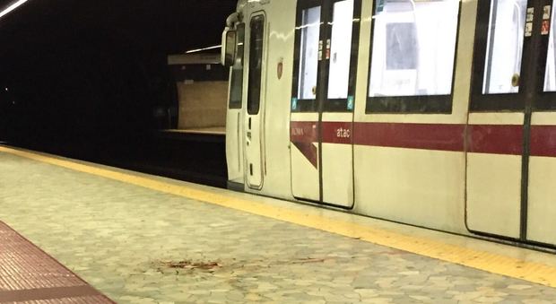 Termini, incastrata nelle porte della metro e trascinata per metri: la donna ha fratture multiple