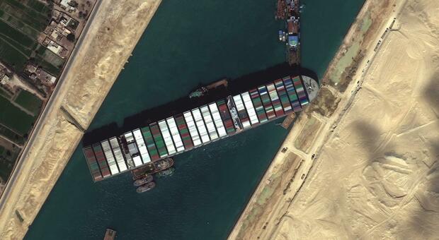 Nave incagliata nel Canale Suez, le autorità: «La Ever Given spostata di 17 metri»