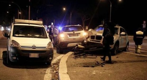Roma, incidente in via Colombo: due auto si scontrano e finiscono contro un semaforo