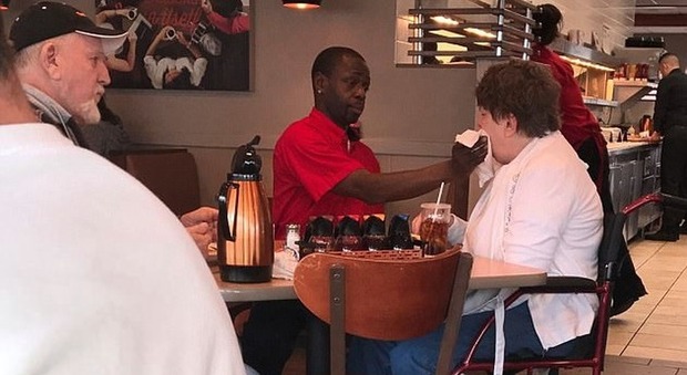 immagine Usa, cameriere imbocca una disabile al ristorante: il gesto d'amore di Joe fa il giro del mondo