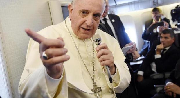 Papa Bergoglio dichiara guerra alle fake news: le aveva già paragonate alla coprofilia