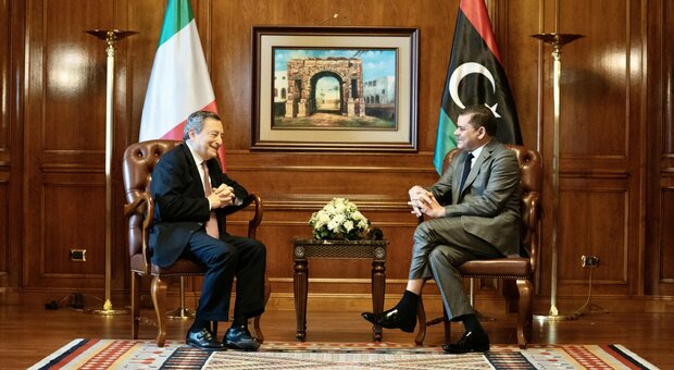 Draghi in Libia: «Ricostruiamo un'amicizia antica. Migranti problema umanitario»