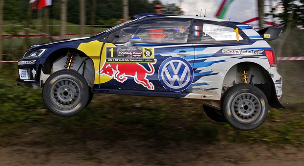 Sèbastien Ogier e la sua Volkswagen Polo WRC in volo