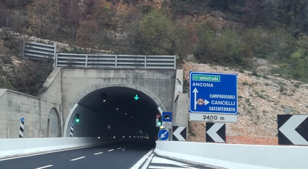 Svincolo chiuso sulla statale: l’uscita di Sassoferrato di nuovo sbarrata, bisogna arrivare a Fabriano Ovest