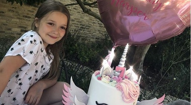 Harper Beckham festeggia sette anni, i genitori le regalano il suo primo cavallo