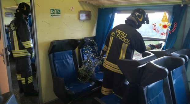 Maltempo a Crotone, tromba d'aria travolge il treno: passeggeri feriti
