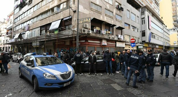 Napoli, festa tra nigeriani in via Foria: polizia e carabinieri per fermare il party