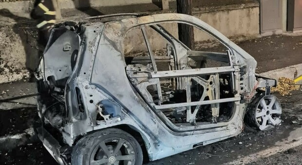 Automobile distrutta dalle fiamme a Bellizzi: indagini dei carabinieri