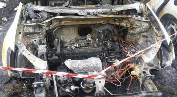 Quattro auto distrutte dal fuoco Notte di paura in via Fratelli Bandiera