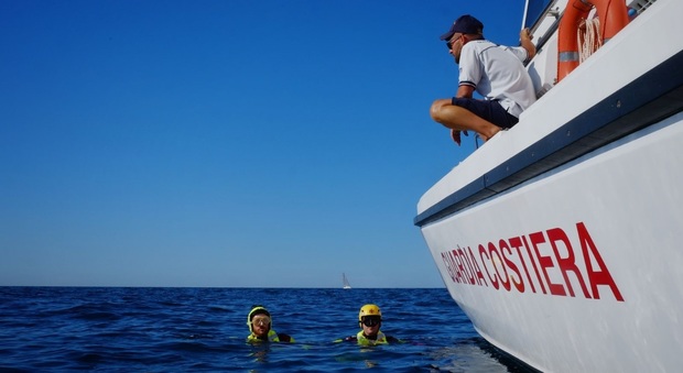 Pesaro, barche e bagnanti in spiagge vietate: super lavoro della Capitaneria