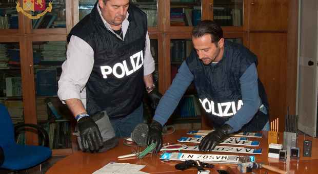 Roma, clonavano auto rubate e le rivendevano: un arresto e quattro denunce