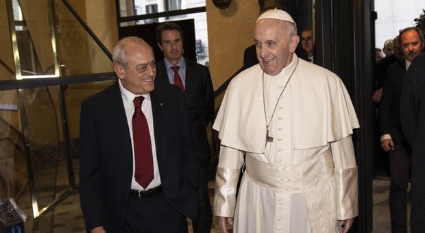 Papa Francesco al Messaggero: «Questo è l’unico giornale che leggo»