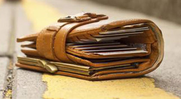 Trovano un portafogli con 20mila euro: due 14enni rintracciano il proprietario e glielo restituiscono