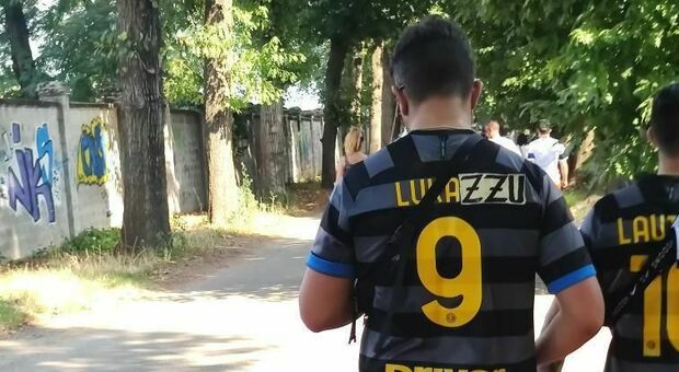 Inter-Genoa, prima senza Lukaku a San Siro: la foto della maglia col nome modificato dal tifoso diventa virale
