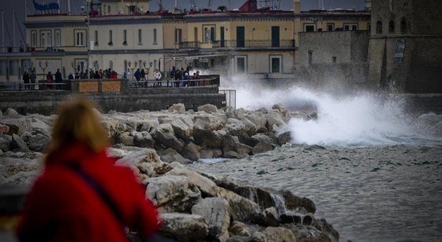 Pioggia e vento nel golfo di Napoli: ridotti i collegamenti con le isole