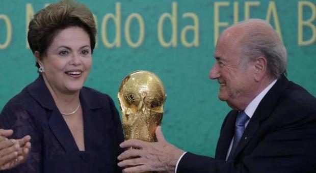 Dilma Roussef e Josep Blatter con la Coppa del Mondo (LaPresse)