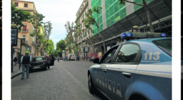 Napoli, in giro per il Vomero con un motorino rubato e la patente scaduta: denunciato 44enne