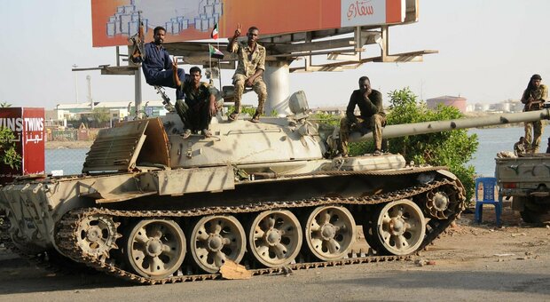 Crisi Sudan, pronto il piano di evacuazione per 200 italiani: aerei militari già a Gibuti, salvi 18 turisti