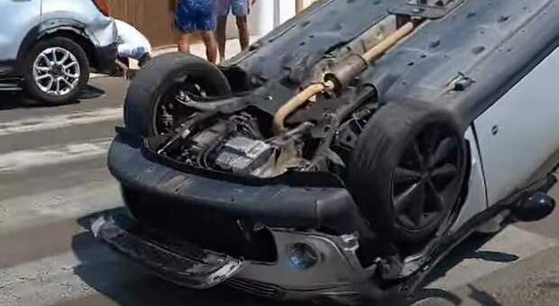 Spaventoso incidente in Salento: l'auto si ribalta su se stessa