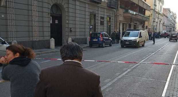 Rapina choc nel centro di Caserta: banditi nelle Poste, fuga dalle fogne