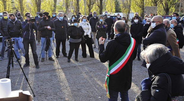 La manifestazione davanti all'ospedale di Muraglia
