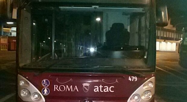 Roma, picchia un autista Atac e poi prende a sassate il bus. Caccia all'aggressore in fuga