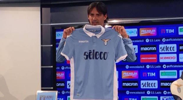 Lazio, arriva lo sponsor per il derby: domani la scritta “Seleco" sulle maglie biancocelesti