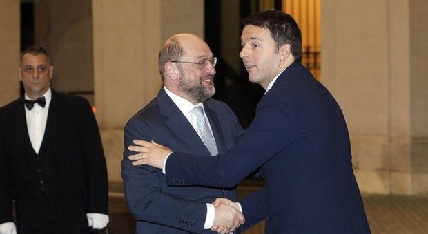Matteo Renzi accoglie Martin Schultz (Foto Ansa)