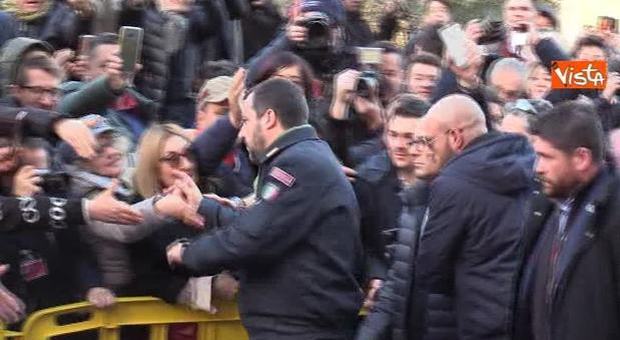 Blitz di Salvini ad Afragola, sfida alla camorra: «Lo Stato c'è ed è più forte»