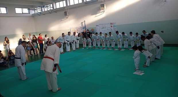 Il Karate Fight Club del Tarano Sport Village ha premiato gli allievi con le cinture gialle, arancioni e verdi